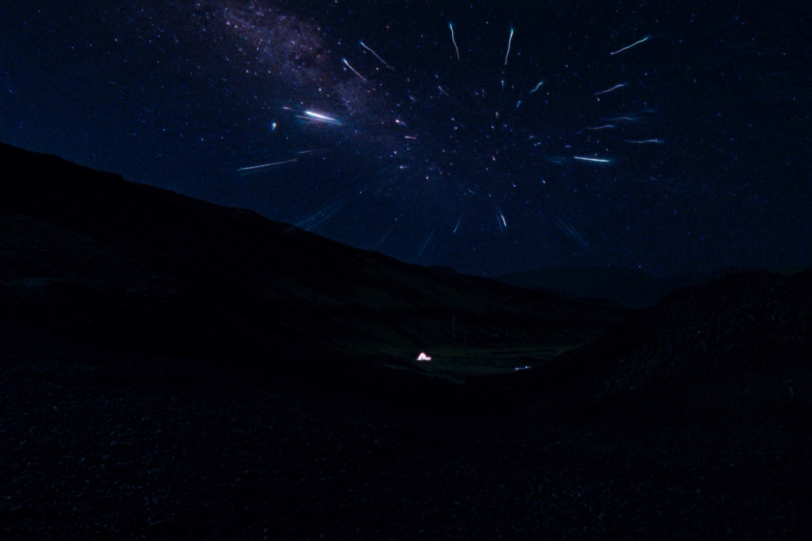 Hujan meteor Perseid di langit malam tanpa bulan